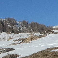 P1170342  Escursionisti verso Punta Sparavieri, la più lontana.